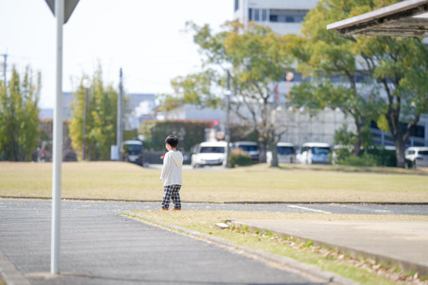 在福冈的公园春天里，一个3岁的男孩兴奋地在开阔的空间中奔跑。这张照片捕捉了他顽皮的步伐和生机勃勃的春日户外的明亮愉悦气息。图片下载