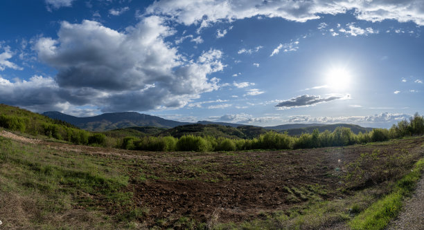 森林景观中的山峰。塞尔维亚苏瓦普利纳山脉的全景。全景照片。山脉的全景。日落时分，美丽的云彩覆盖着山脉。图片下载