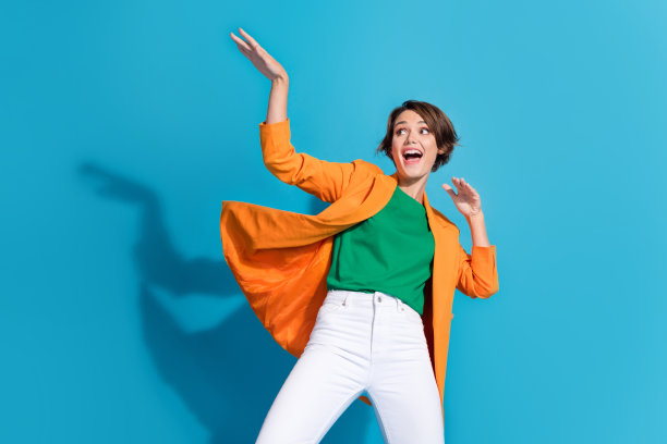 年轻充满活力的自由职业女性在蓝色背景下庆祝被解雇的肖像照片图片下载