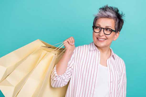 女士的照片肖像，表现出对促销广告、折扣和购物优惠的兴趣，背景为水蓝色。图片下载