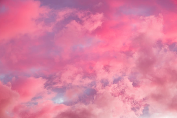 梦幻背景中的童话天空，棉花糖般的粉色云朵。幻想环境。惊人的天堂。自然壁纸。田园风光。浪漫氛围。纹理抽象。高质量照片。图片下载