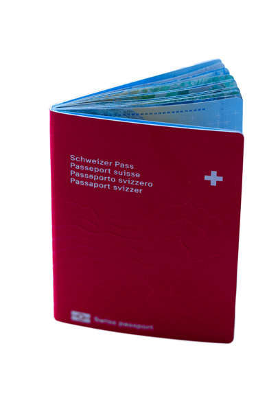 高角度视图显示当前版本的瑞士生物识别护照，背景为白色。照片拍摄于2025年4月28日，瑞士苏黎世。图片下载