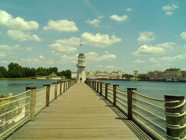 2025年春季户外栈道上的水景情绪电影照片图片下载