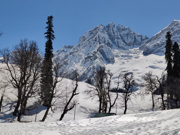被雪覆盖的山峰。美丽的克什米尔山脉 - 高清库存照片图片下载