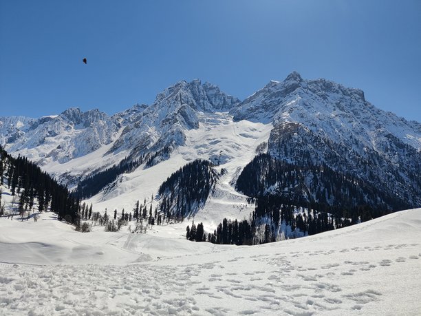被雪覆盖的山峰。美丽的克什米尔山脉 - 高清库存照片图片下载