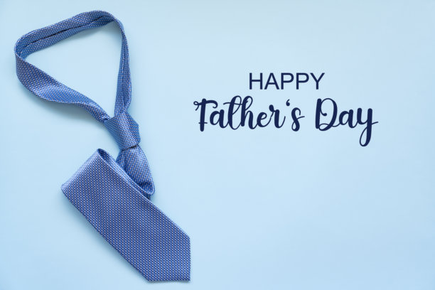 父亲节概念。蓝色背景上蓝色领带的俯视照片，留有空白空间。图片下载