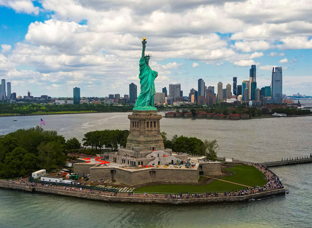 纽约市的自由女神像无人机拍摄照片。曼哈顿自由女神像的空中视角。纽约市，纽约州。自由女神像附近的城市风景。著名的纽约自由女神像。图片下载