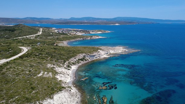 清澈海岸线与岩石悬崖的美丽航拍照片图片下载