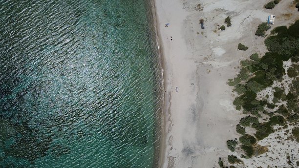 清澈海岸线与岩石悬崖的美丽航拍照片图片下载