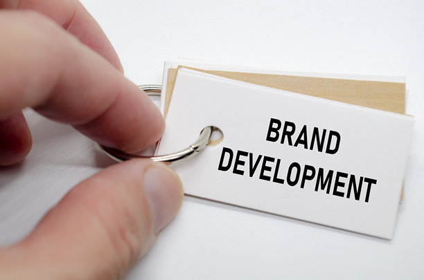 品牌发展信息强调在白色便条上，突出视觉和价值的扩展。图片下载