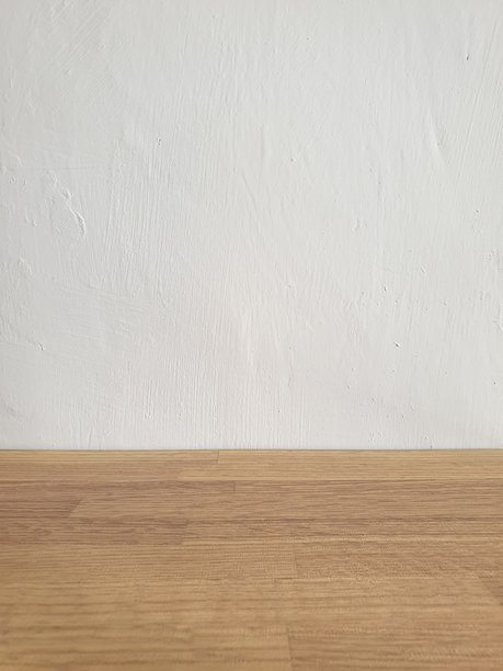 干净的木质纹理底座，搭配柔和的白色背景，非常适合在简约和现代设计环境中展示产品照片。图片下载