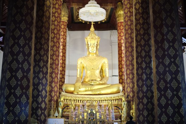 古老教堂内部的照片。图片下载