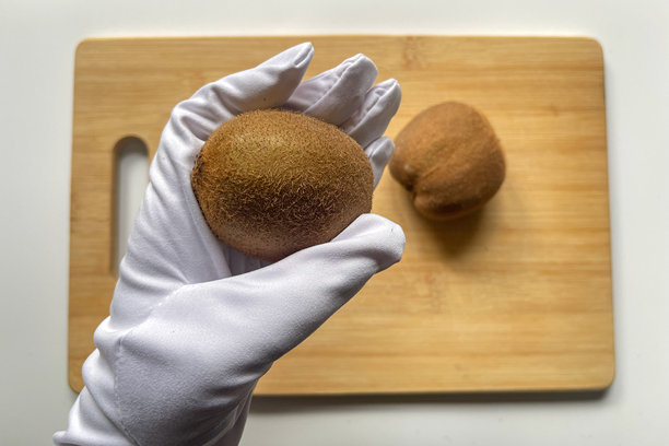 竹板上的猕猴桃。多汁的水果，鲜亮的绿色果肉。适合健康饮食、水果和素食主义的主题。图片下载