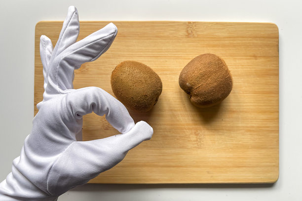 竹板上的猕猴桃。多汁的水果，鲜艳的绿色果肉。适合健康饮食、水果和素食主义的主题。图片下载