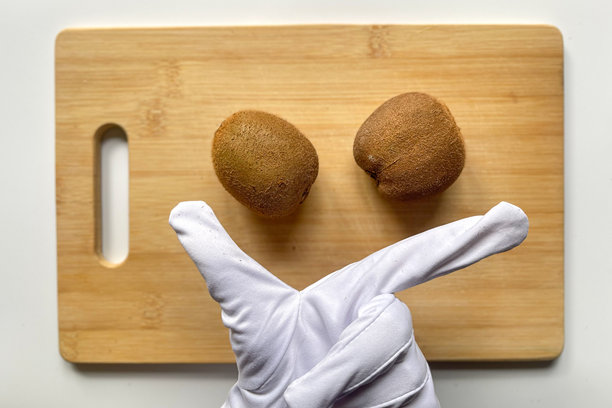 竹板上的猕猴桃。多汁的水果，鲜艳的绿色果肉。适合健康饮食、水果和素食主义的主题。图片下载