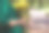 穿着绿色连衣裙的女人在公园里手捧黄色雏菊的特写照片。文本留白空间。图片下载