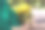 穿着绿色连衣裙的女人在公园里手捧黄色雏菊的特写照片，留有文本空白区域。图片下载