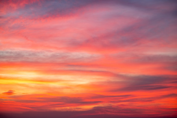 美丽的日落景观，奢华柔和的渐变橙金色云彩和阳光映照在蓝色戏剧性的天空上，完美适合作为背景，早晨、傍晚、黄昏，气候变化，横向日落照片图片下载