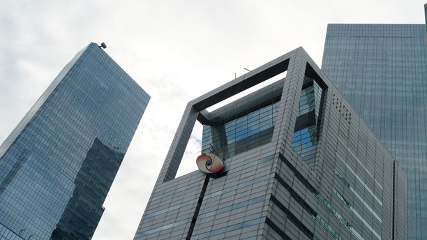 雅加达，2025年3月2日。白天在苏迪曼将军路上的建筑照片。图片下载