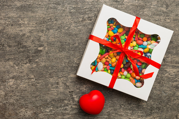 情人节构图：甜蜜的糖果，带有蝴蝶结的礼品盒和红色毛毡心，照片模板，背景。俯视图，留白空间。图片下载