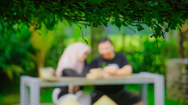 模糊的照片，显示一对情侣在后院聊天图片下载