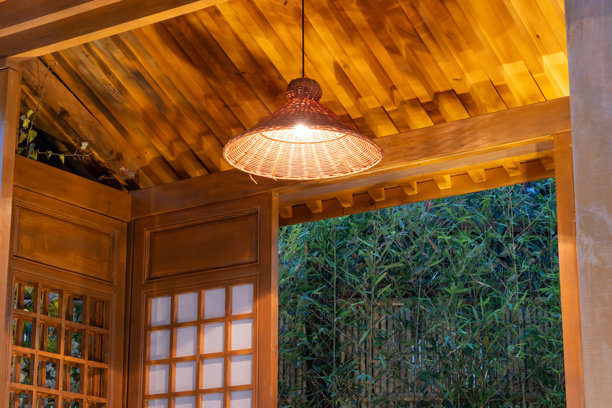 一座日本风格的小屋照片。图片下载