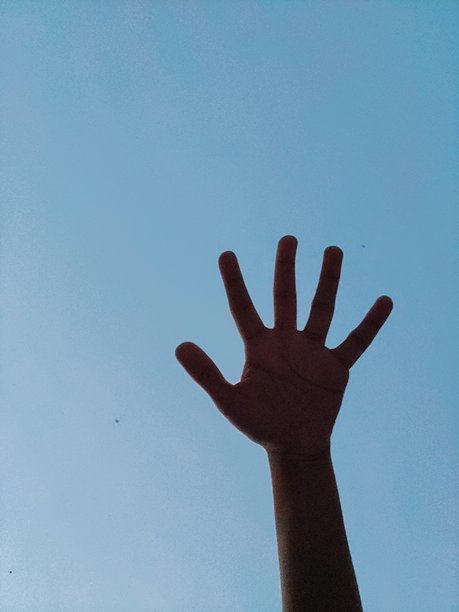 五指张开的人手在蓝色背景下 - 高清库存照片图片下载