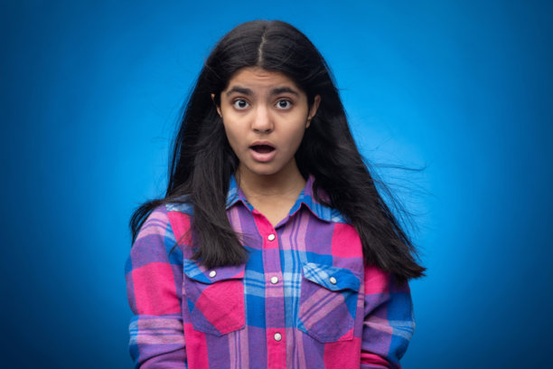 迷人可爱的年轻女孩，直发，背景为蓝色，肖像照片图片下载