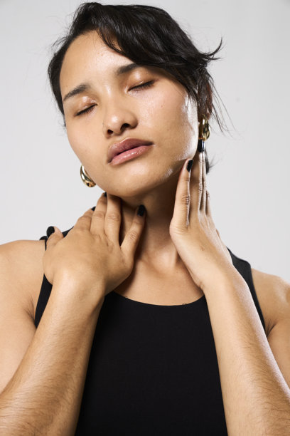 一位年轻模特闭眼的照片图片下载