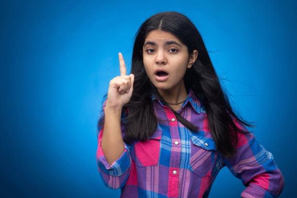 迷人可爱的年轻女孩，直发，背景为蓝色，肖像照片图片下载