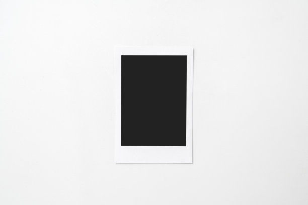 白色背景上的空白宝丽来相纸。样板、模板或留白。即时相机照片打印框架图片下载