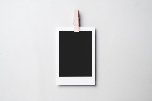 白色背景上的夹子和空白的宝丽来照片纸。样板、模板或留白。即时相机照片打印框架图片下载