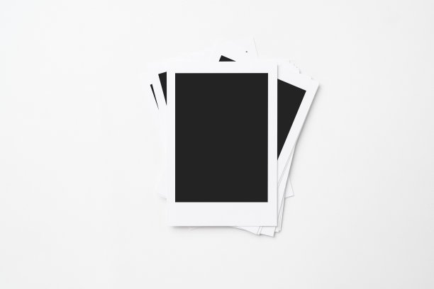 一叠空白的宝丽来相纸放在白色背景上。样板、模板或留白。即时相机照片打印框架图片下载
