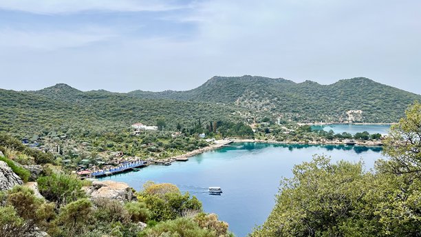 风景如画的海湾横向照片，碧蓝的海水、码头、沙滩和一只小船图片下载