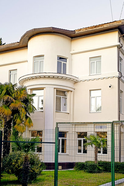 美丽的白色古典风格建筑。竖版照片。图片下载