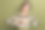 迷人的年轻女性在卡其色背景下展示心形手势，穿着时尚印花针织服装的照片肖像。图片下载