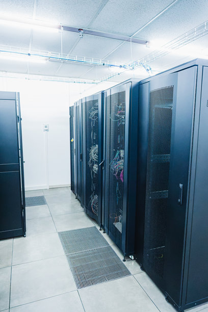 工业服务器机柜的外部照片，存放公司的机架，留有空白空间。图片下载