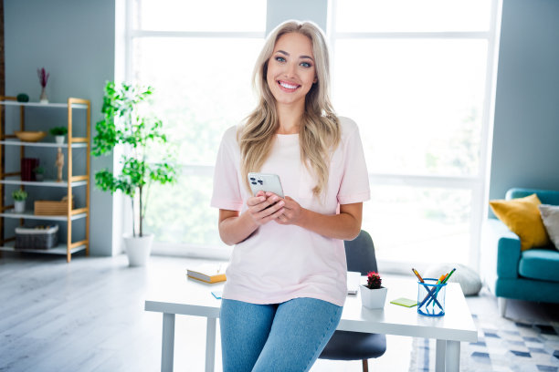 可爱的女孩在现代家居室内独自度过周末时光的照片图片下载