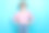 穿着粉色图案衣服的满意女士在蓝色背景上展示新系列的照片图片下载