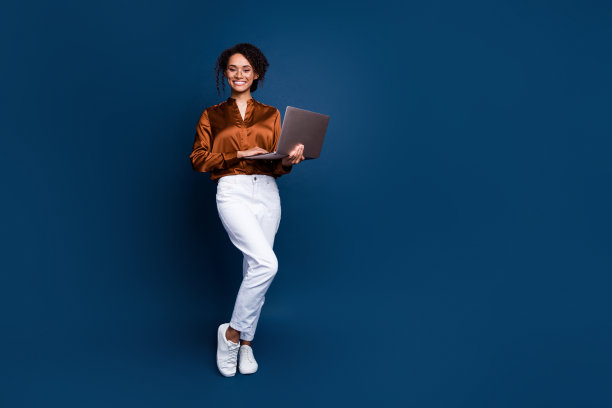 女市场营销经理在蓝色背景下与同事和合作伙伴一起使用上网本进行协作的照片图片下载