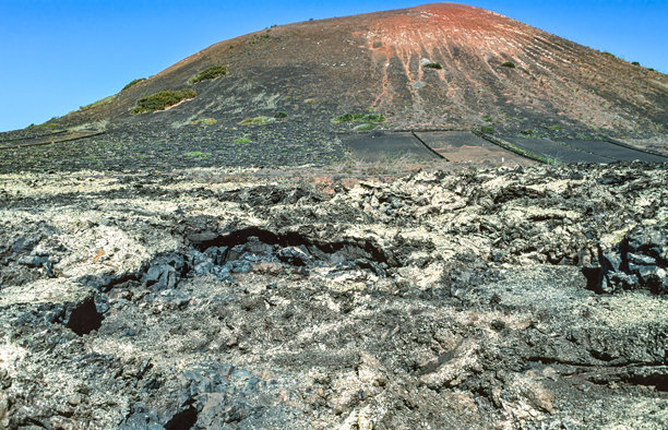 扫描的历史彩色照片，展示了位于兰萨罗特岛的提曼法亚国家公园内的所谓“火山山”。图片下载