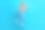 充满乐观情绪的少女穿着彩色T恤和牛仔裤，在蓝色背景下奔跑购物的全身照片图片下载