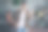 快乐成功的硬件专家在商务中心的工作站内使用智能手机与同事聊天的照片图片下载