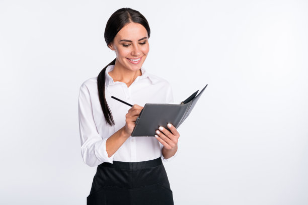 愉快的女服务员在白色背景下记录餐厅订单的照片肖像图片下载