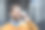 一位帅气的男人在街上微笑着打电话的特写照片图片下载