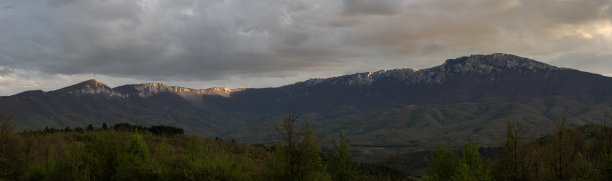 森林景观中的山峰。塞尔维亚苏瓦普利纳山脉的全景。全景照片。山脉的全景。日落时分，美丽的云彩覆盖着山脉。图片下载