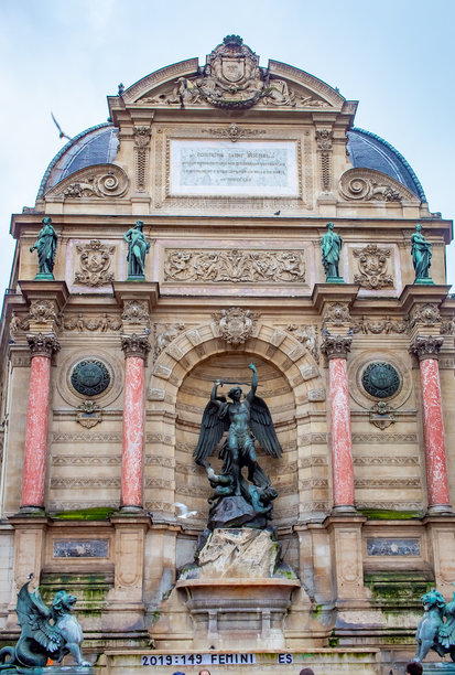 冬日阴云密布的圣米歇尔喷泉设计。照片拍摄于2023年1月1日，法国巴黎。图片下载