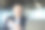年轻亚洲男子穿着西装微笑，坐在办公室的工作场所，专注于笔记本电脑并在笔记本上做笔记的特写照片图片下载