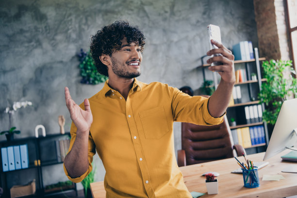 穿着时尚的幽默友好的男性人力资源招聘人员在室内与申请者在线交流的照片图片下载