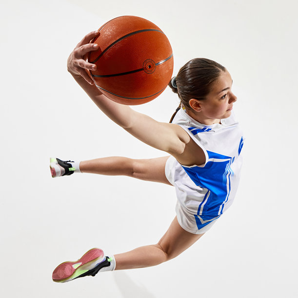 空中视角。动态照片展示年轻女孩篮球运动员在运动中跳跃投篮，背景为白色。图片下载